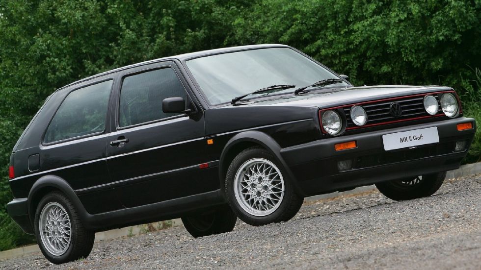 Ξεκινάμε με τη δεύτερη γενιά Volkswagen Golf GTI, η οποία παρουσιάστηκε το 1984. Φαίνεται ότι η γερμανική φίρμα ξεπέρασε τις ατέλειες της πρώτης γενιάς και προσέφερε μία πιο ολοκληρωμένη έκδοση.